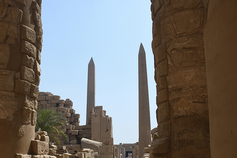 45 MAK_6154.jpg - Uno è alto in totale: m 20,02 e pesa circa 130 tonnellate, l’altro è il secondo più alto ancora in piedi al mondo (dopo l'obelisco Lateranense a Roma 32,18 metri) con 29,56 metri e pesa circa 323 tonnellate, costituiti da un monolite di granito rosso proveniente dalle cave di Assuan.